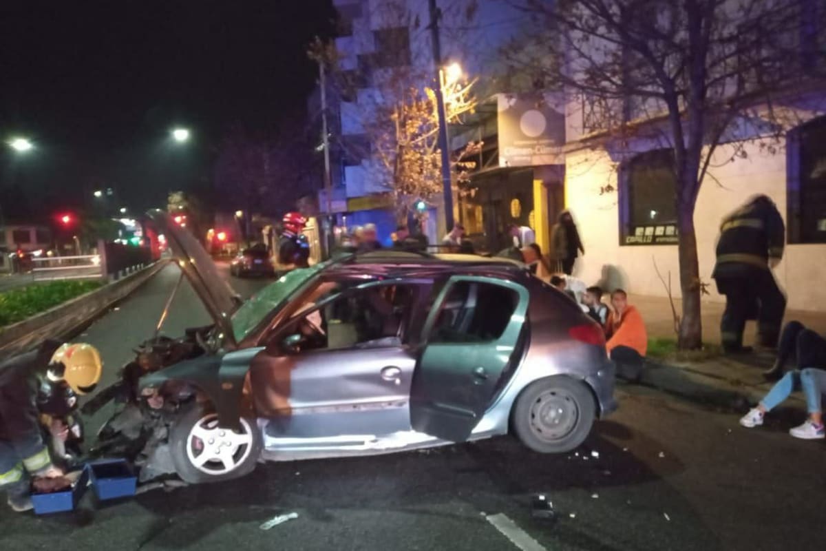 Viajaban todos juntos en un mismo auto y chocaron contra el Metrobus: al menos seis heridos