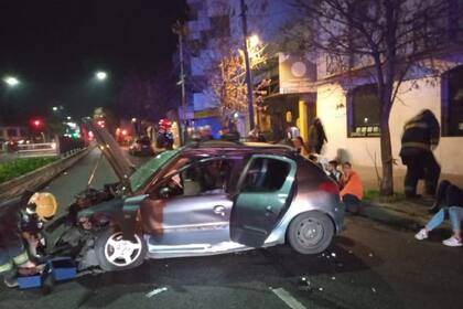 Viajaban todos juntos en un mismo auto y chocaron contra el Metrobus: al menos seis heridos