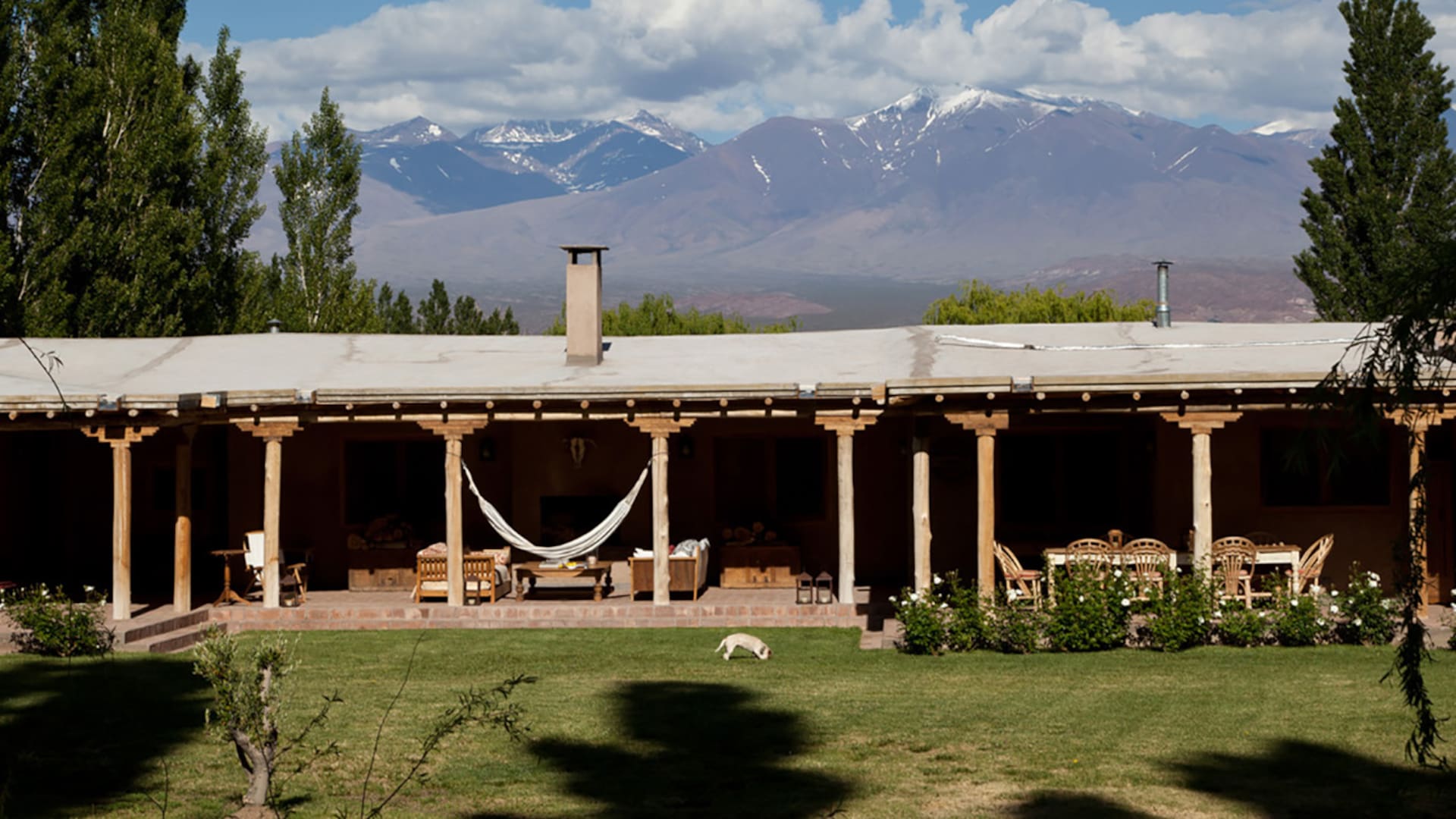 Viajamos a Barreal, en la provincia de San Juan, para conocer la finca de la decoradora Ana Azzano, un paraje mágico en el corazón del Valle de Calingasta.