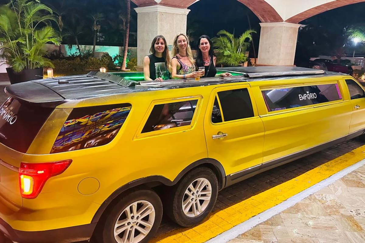 Viajando en limusina junto a dos amigas.