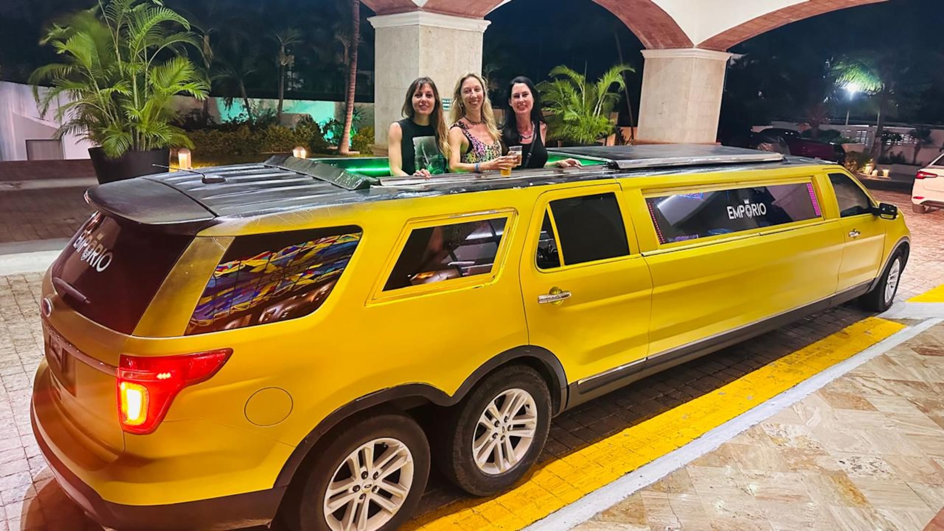 Viajando en limusina junto a dos amigas.