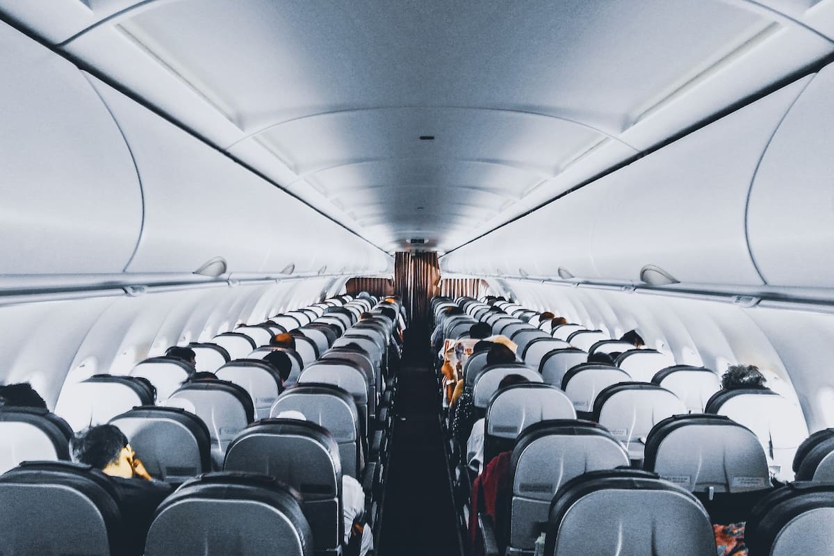 Viajar con mayor comodidad en avión no es tan sencillo, pero hay formas de lograrlo sin pagar (Canva)