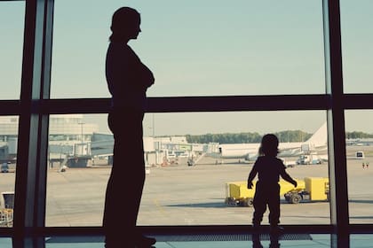 Viajar con niños en vuelos de larga duración puede ser un gran desafío; un pasajero ofuscado pidió en redes sociales espacios sin chicos dentro de los aeropuertos