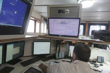 Viaje a la "tranquera marítima" por donde pasan todos los barcos que llegan al país