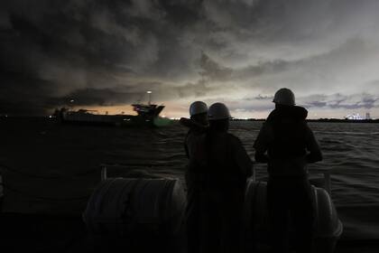 Viaje a la "tranquera marítima" por donde pasan todos los barcos que llegan al país
