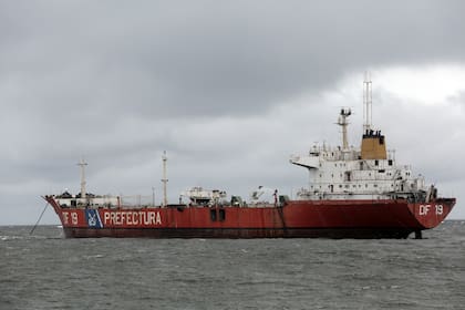 Viaje a la "tranquera marítima" por donde pasan todos los barcos que llegan al país