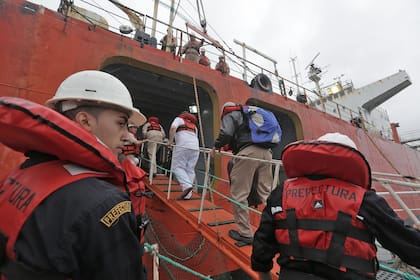 Viaje a la "tranquera marítima" por donde pasan todos los barcos que llegan al país