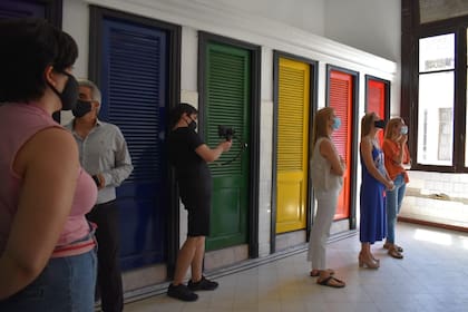 "Viajé emocionada al colegio. Estando allá supe que la idea es que el poema perdure a pesar de la reforma y me invitaron a escribirlo en otro lugar una vez que el baño se reforme".