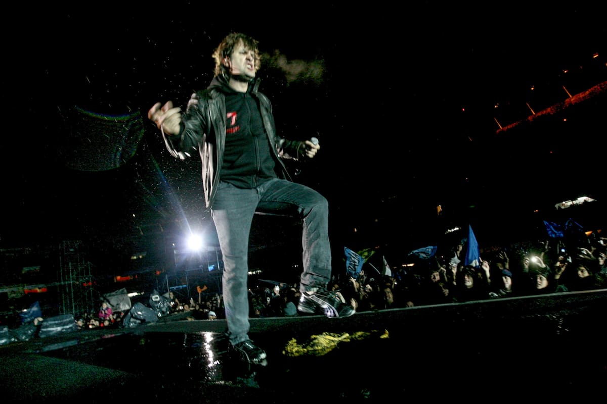 Viaje en el tiempo al concierto final de la banda de El Palomar. La previa, el durante y el después de una noche de lluvia, hits, lágrimas y broncas.