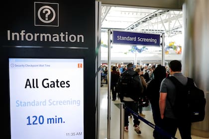 Viajeros aéreos deben soportar largas filas y tiempos de espera de cuatro horas en el punto de control del Aeropuerto Intercontinental George Bush