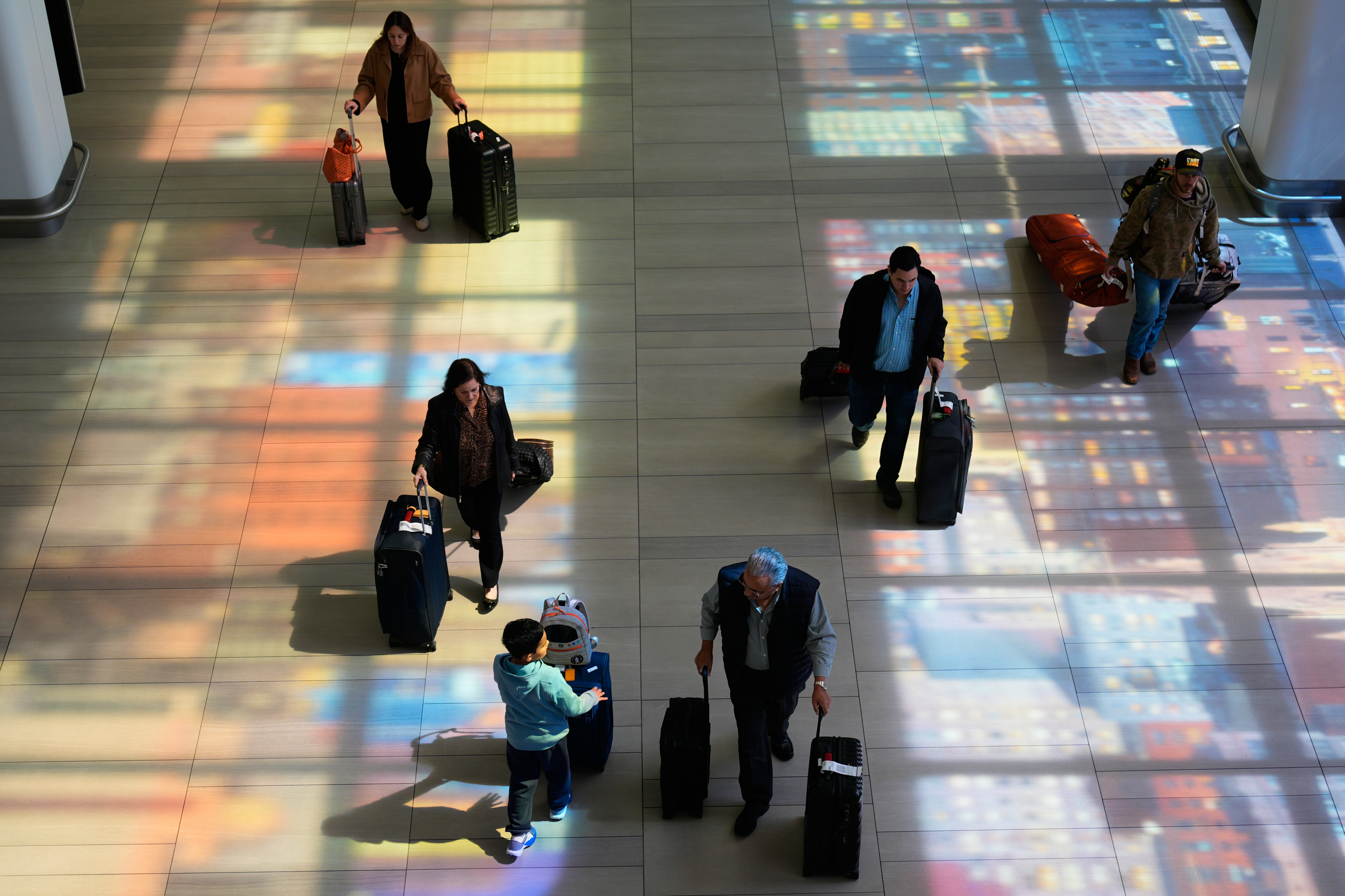 Viajeros afrontan mayores costos y menos opciones de vuelo por volatilidad de los precios