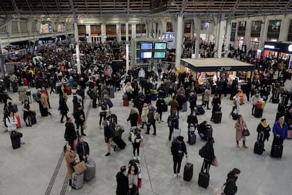Viajeros aguardan en la Gare de Lyon, en París, en medio del paro de trenes