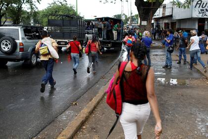 Viajeros corren para tratar de alcanzar el camión