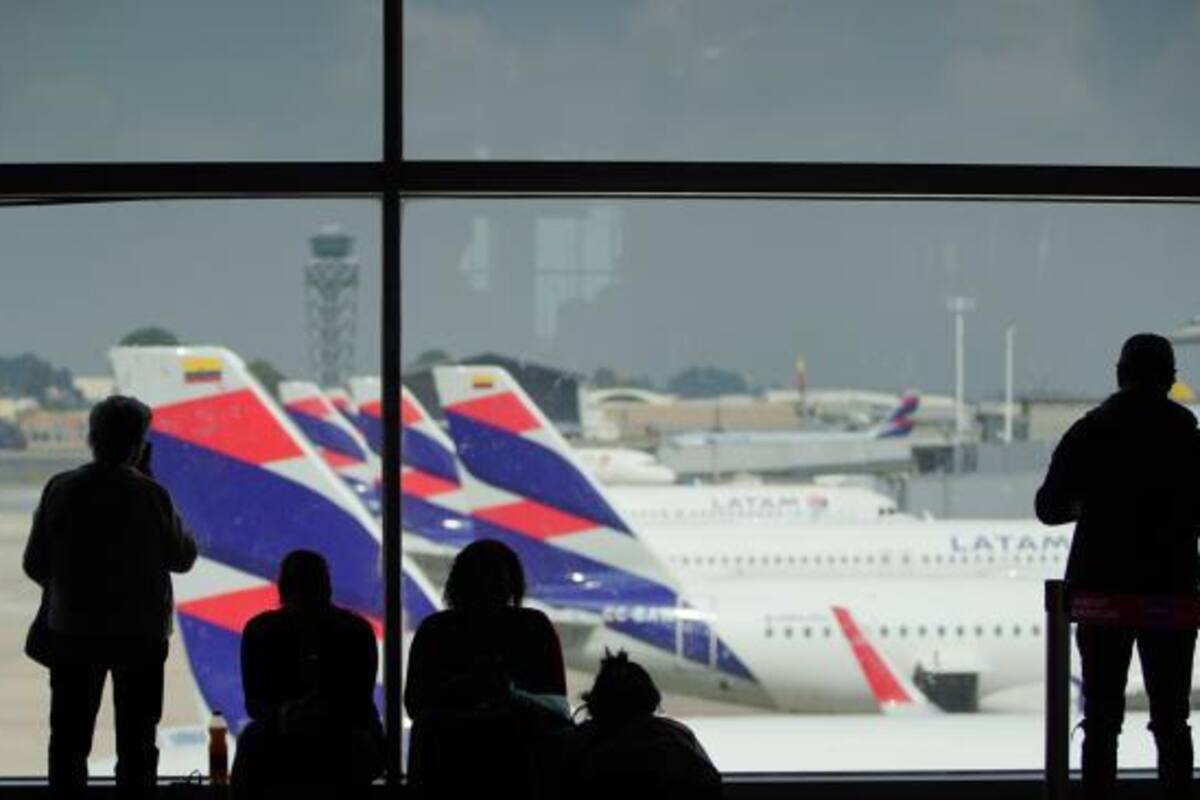 Viajeros en el aeropuerto El Dorado