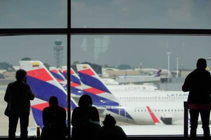 Viajeros en el aeropuerto El Dorado