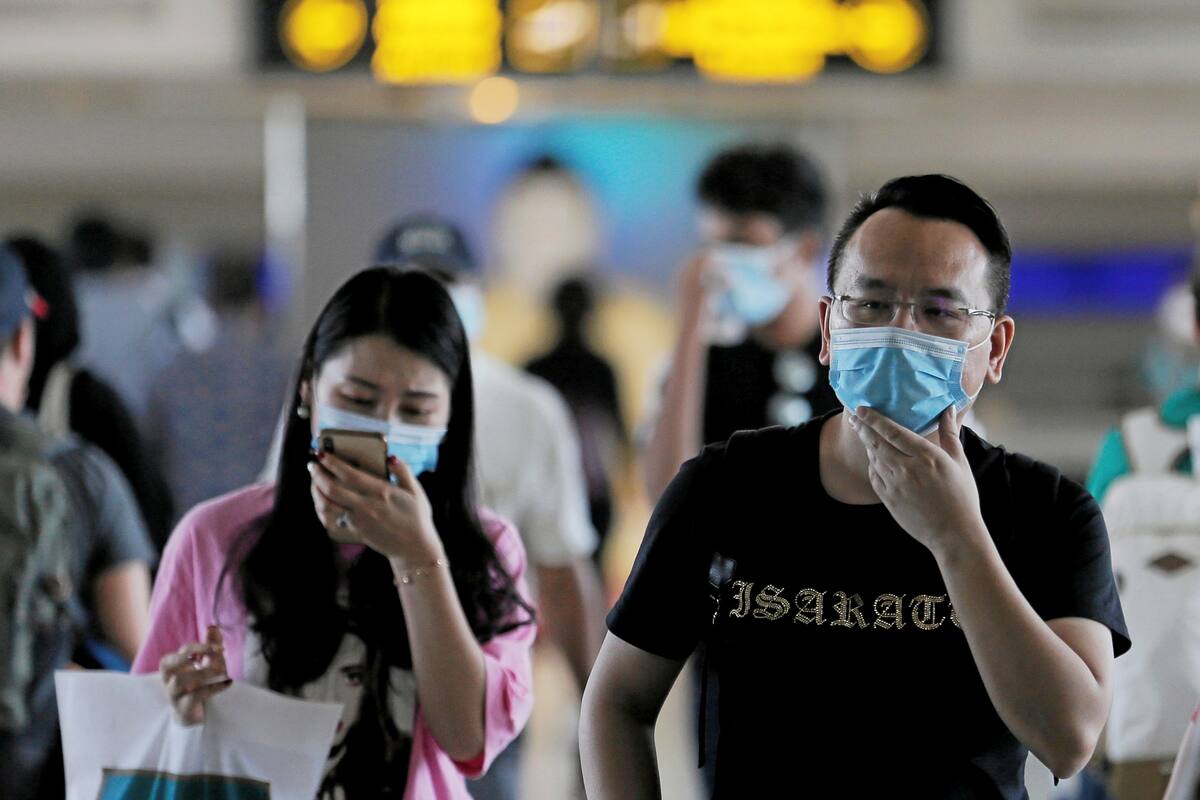 Viajeros en Sri Lanka llevan barbijos para evitar el contagio con el coronavirus, que ya suma 26 muertos en todo el mundo