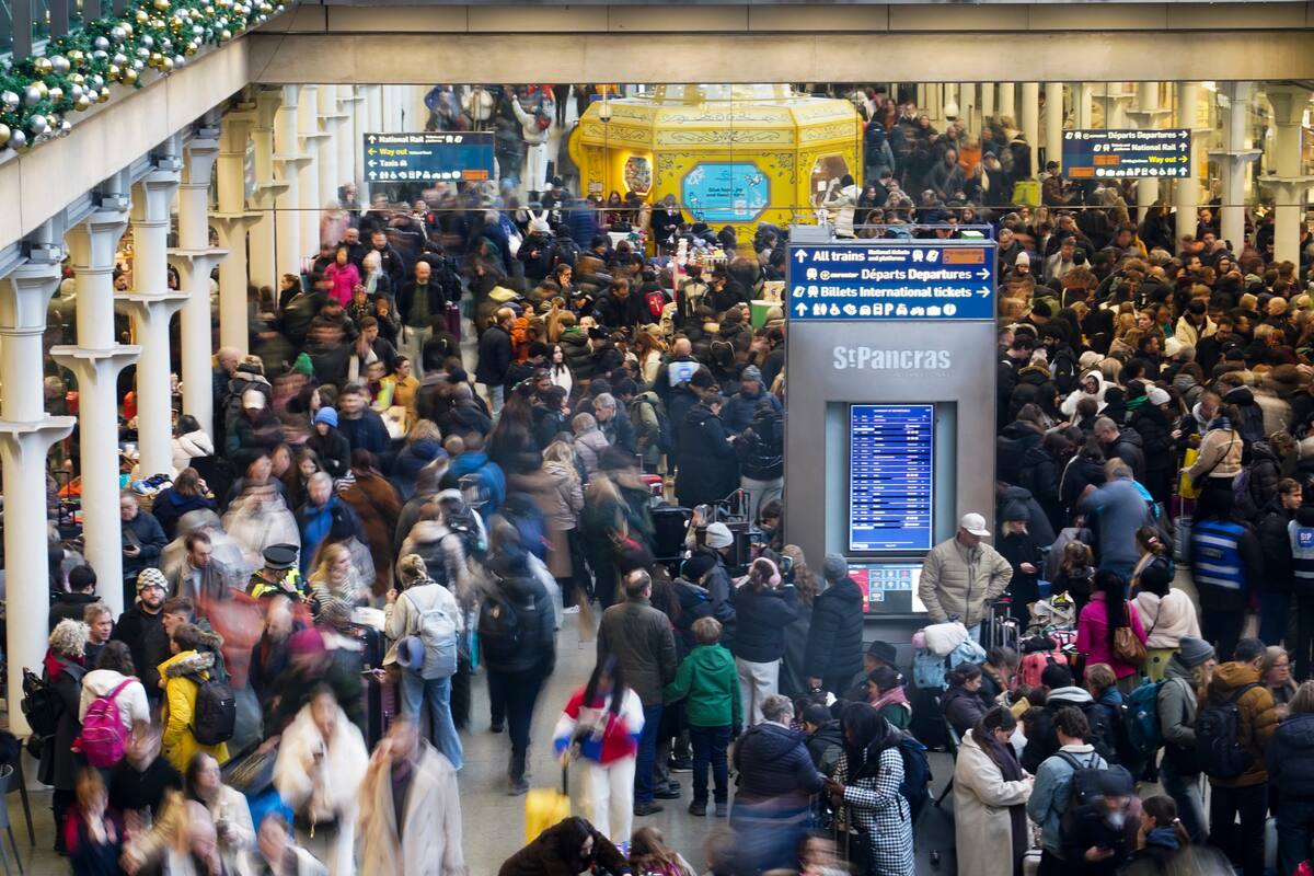 Viajeros esperan los servicios Eurostar en la estación internacional de St Pancras en Londres, el 30 de diciembre de 2025.