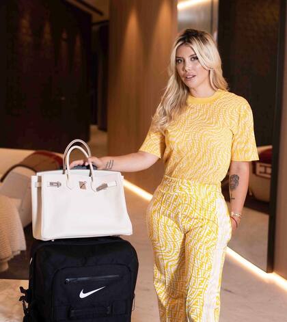 Viajes, compromisos laborales y salidas en familia: Wanda siempre lleva su bolso Hermès