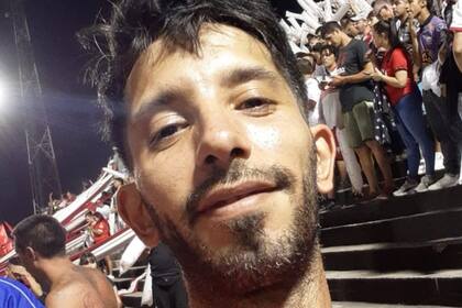 Viajó a Uruguay para ver a Huracán en la Copa Libertadores, pero se quedó dormido en el hotel