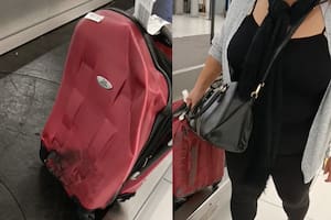 Viajó en avión y cuando llegó a destino descubrió su valija destrozada (Captura video)