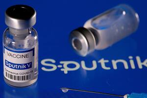 Viales con la etiqueta "vacuna contra la enfermedad del coronavirus Sputnik V (COVID-19)", 24 de marzo de 2021.