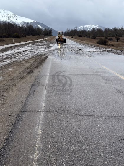 Vialidad Nacional advirtió sobre calzada con sedimentos y escurrimiento de agua en el tramo Siete Lagos de la Ruta 40.
