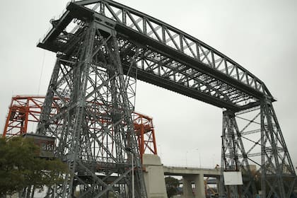 Vialidad Nacional invirtió $ 220 millones en repararlo; el viaje inaugural fue en septiembre, pero nunca más se usó; falta que se traspase el puente al Estado porteño