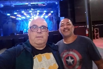 Vicente, a la izquierda, en una jornada laboral en Río de Janeiro. Una de sus empresas se especializa en iluminación para eventos.
