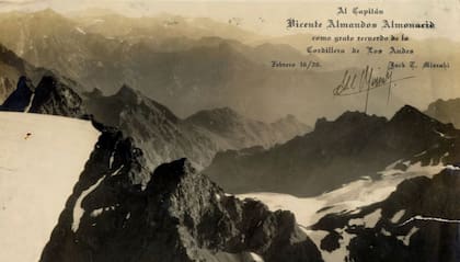 Vicente Almandos Almonacid realizó el primer cruce nocturno de los Andes en avión el 29 de marzo de 1920 (Foto: Museo Nacional de la Aeronáutica)