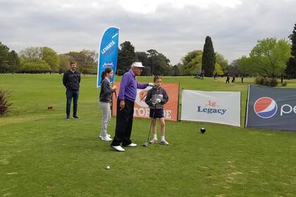 Vicente Fernández, un maestro de los chicos en el Pro-Am San Isidro Golf Club, Copa LA NACION