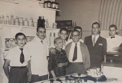 Vicente, Francisco y Carlos, los tres hermanos Aloisio y Victoria Pasani de Aloisio, su madre.