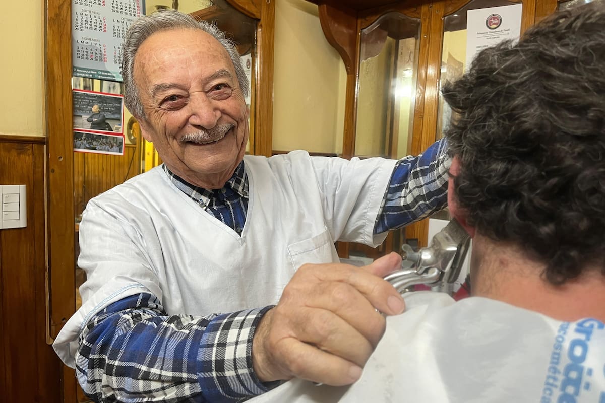 Vicente Lionetti, de 91 años, con la máquina para cortar el pelo que compró en Italia a los 14 años para iniciar con su oficio