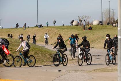 Los paseos en bicicleta y otras actividades al aire libre suponen un menor riesgo de contagio de coronavirus; en el Paseo Costero de Vicente López se habilitaron senderos recreativos