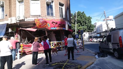 Vicente Lopez: una mala maniobra de un auto BMW hizo que un colectivo termine incrustado en la histórica pizzería Victor de Maipu al 1.700.