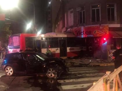 Vicente Lopez: una mala maniobra de un auto BMW hizo que un colectivo termine incrustado en la histórica pizzería Victor de Maipu al 1.700.