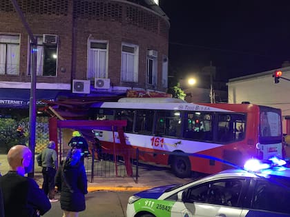 Vicente Lopez: una mala maniobra de un auto BMW hizo que un colectivo termine incrustado en la histórica pizzería Victor de Maipu al 1.700.