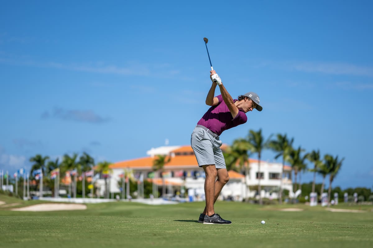 Vicente Marzilio y su approach en el hoyo 18