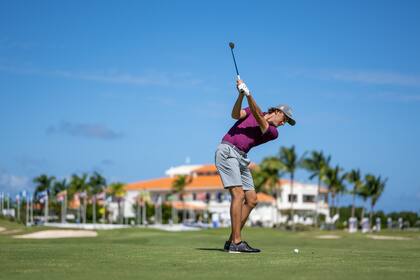 Vicente Marzilio y su approach en el hoyo 18