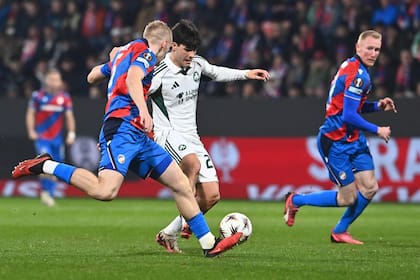 Vicente Taborda conduce ante la marca de Karel Spacil en el partido en el que Panathinaikos logró la clasificación a octavos de final de la Europa League por penales ante Viktoria Plzen, en República Checa