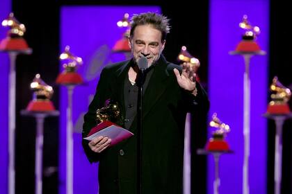 Vicentico, con la estatuilla que ganó en la categoría Mejor Álbum de Rock, por El pozo brillante