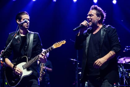 Guitarra y voz, hijo y padre de gira con Los Fabulosos Cadillacs