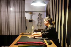 Vicki Otero muestra el proceso de creación en Gloria gráfica, el proyecto comunitario donde vende sus prendas