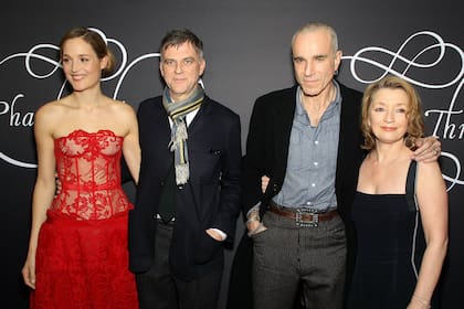 Vicky Krieps, Paul Thomas Anderson, Daniel Day Lewis y Leslie Manville, en la premiere del film