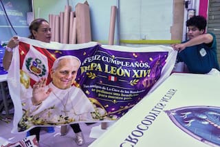 Peruana imprime camisetas por visita del papa León XIV a Perú y diseña una banderola por su cumpleaños