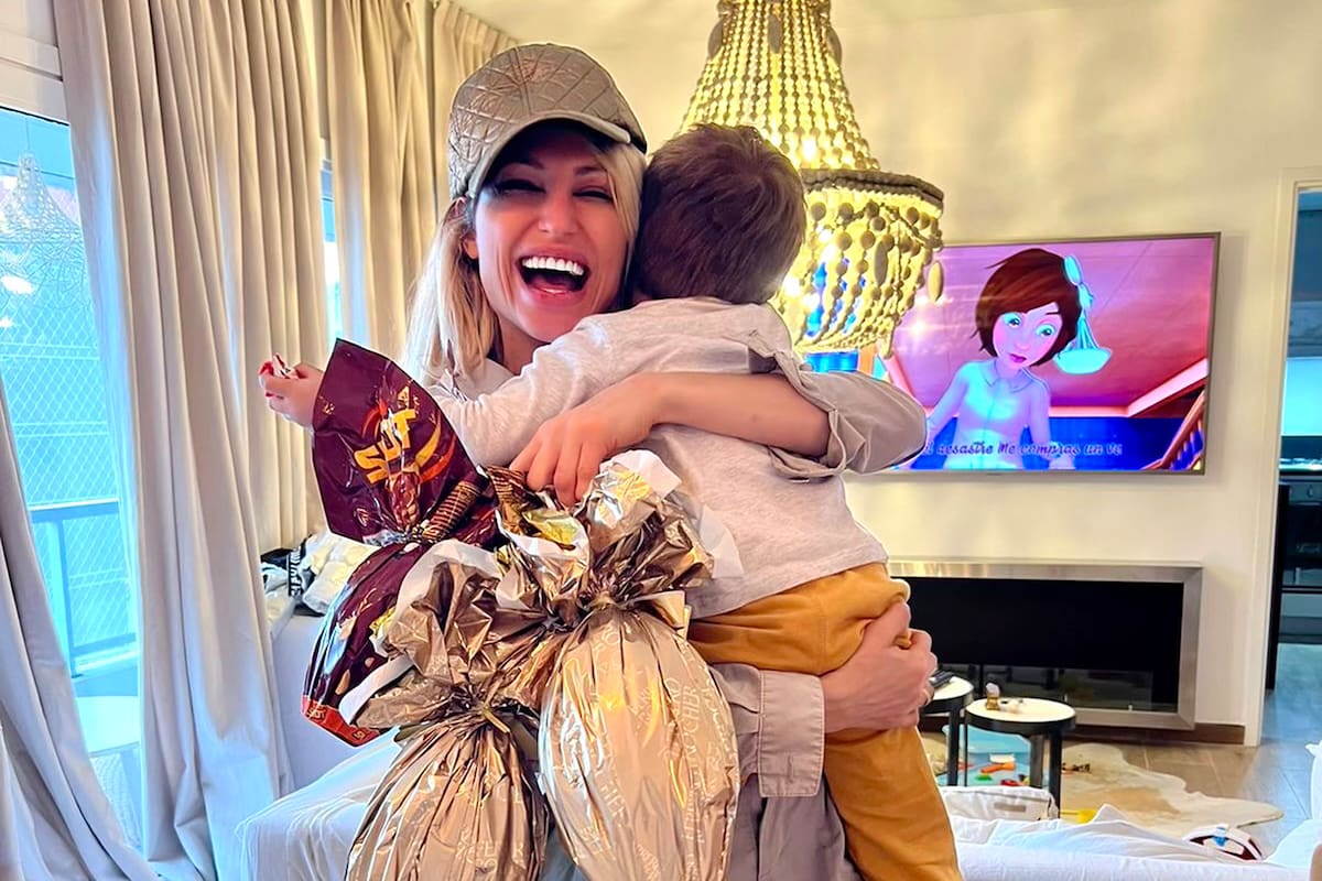 Vicky Xipolitakis, feliz con su hijo y con su presente laboral