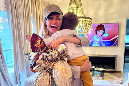 Vicky Xipolitakis, feliz con su hijo y con su presente laboral
