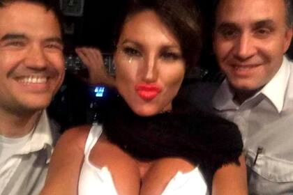 Vicky Xipolitakis junto a los dos pilotos