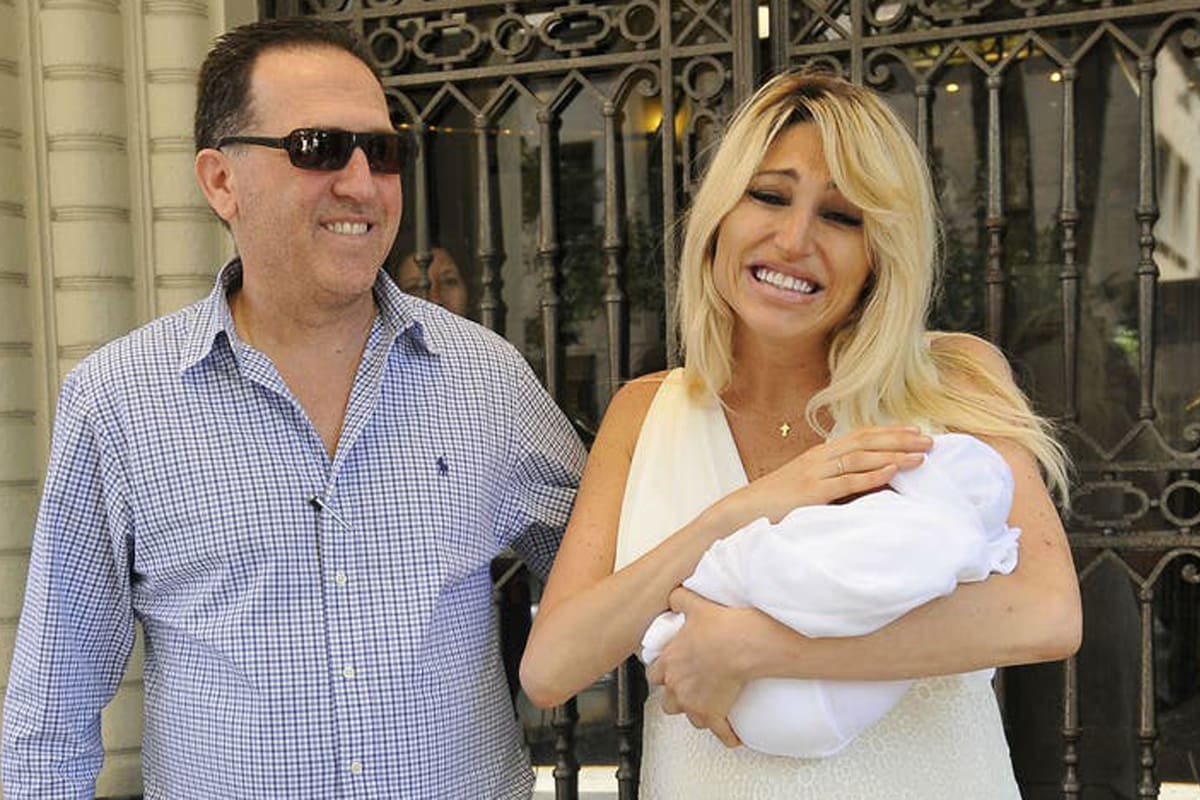 Vicky Xipolitakis junto a su exmarido cuando su hijo recién había naciod
