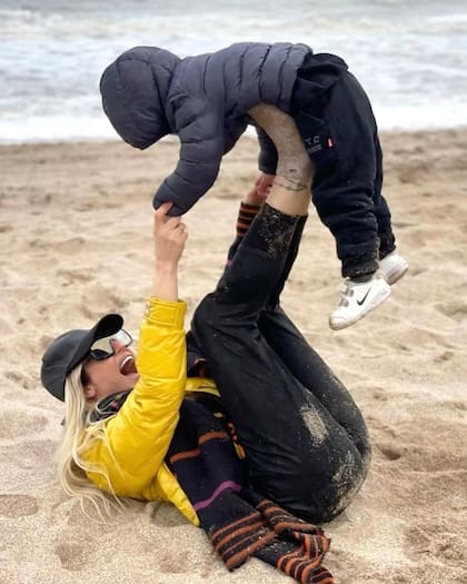 Vicky Xipolitakis junto a su hijo, Salvador