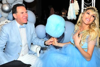 Vicky Xipolitakis y Javier Naselli en el baby shower de su primer hijo